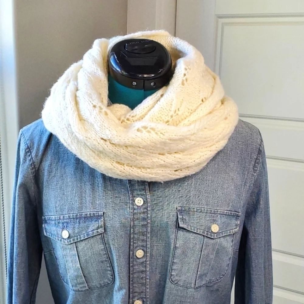 AMERICAN EAGLE KNITWEAR CREAM WOVEN INFINITY SCARF WOMEN OS CROCHET YARN